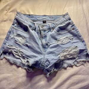 Light wash distressed denim shorts #distresseddenim